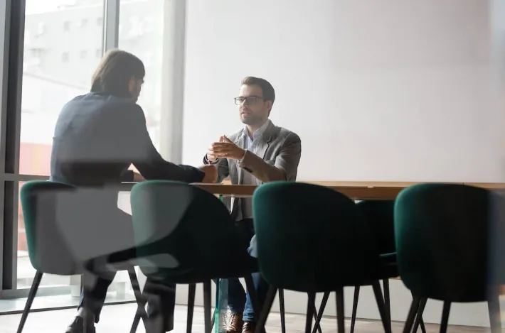 A fhostaíonn gníomhairí foinsithe - Próifílí Ceannaitheora & Maitrís Cinnidh